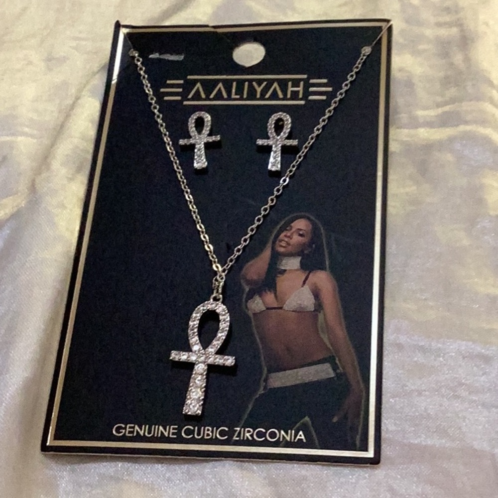 🦋NWT Gorgeous Cubic Zirconia Necklace/ Earring Set Makes Perfect Gift 🦋 - Picture 5 of 9